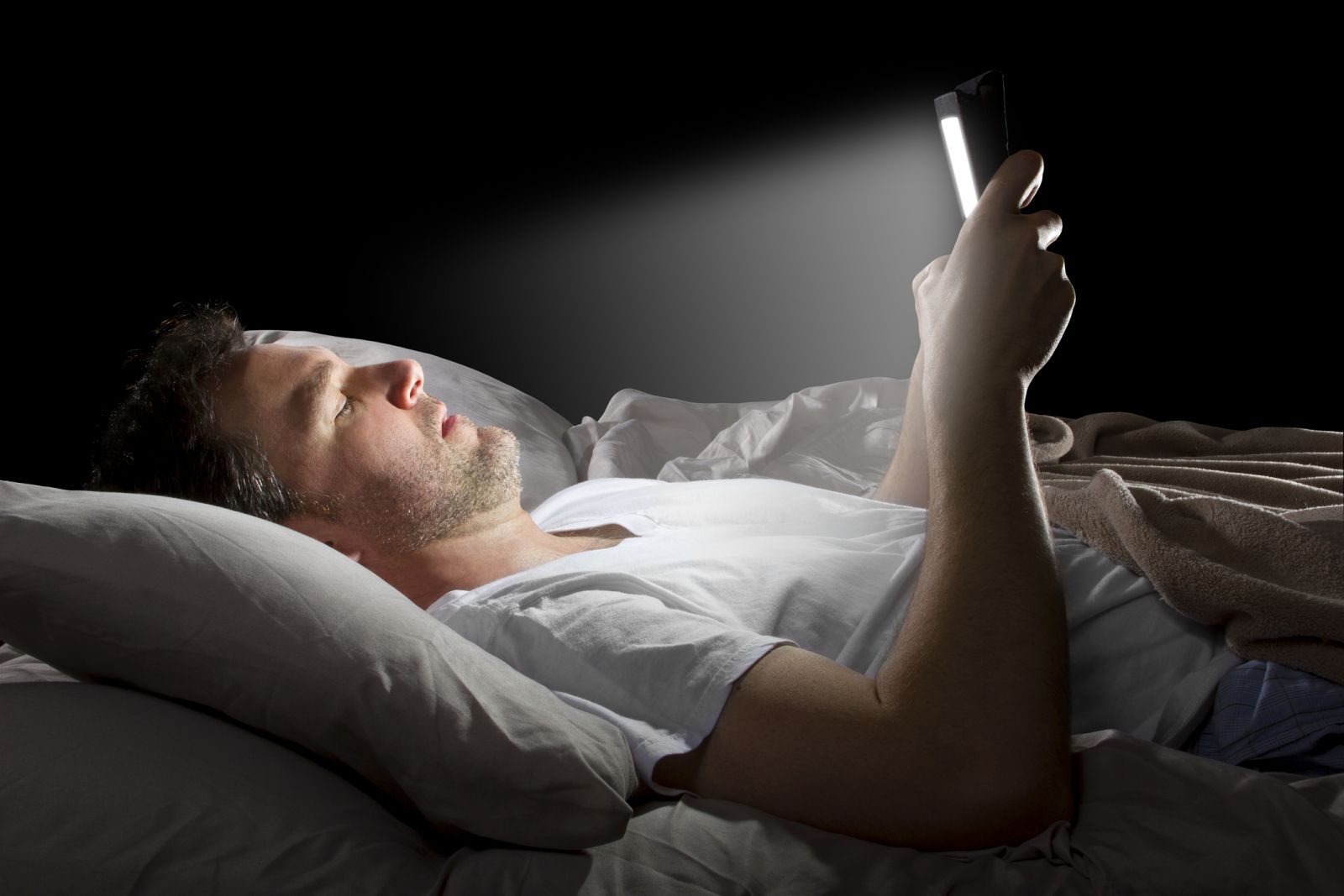 How Talking on Phone Before Bed Is Dangerous To Your Health 