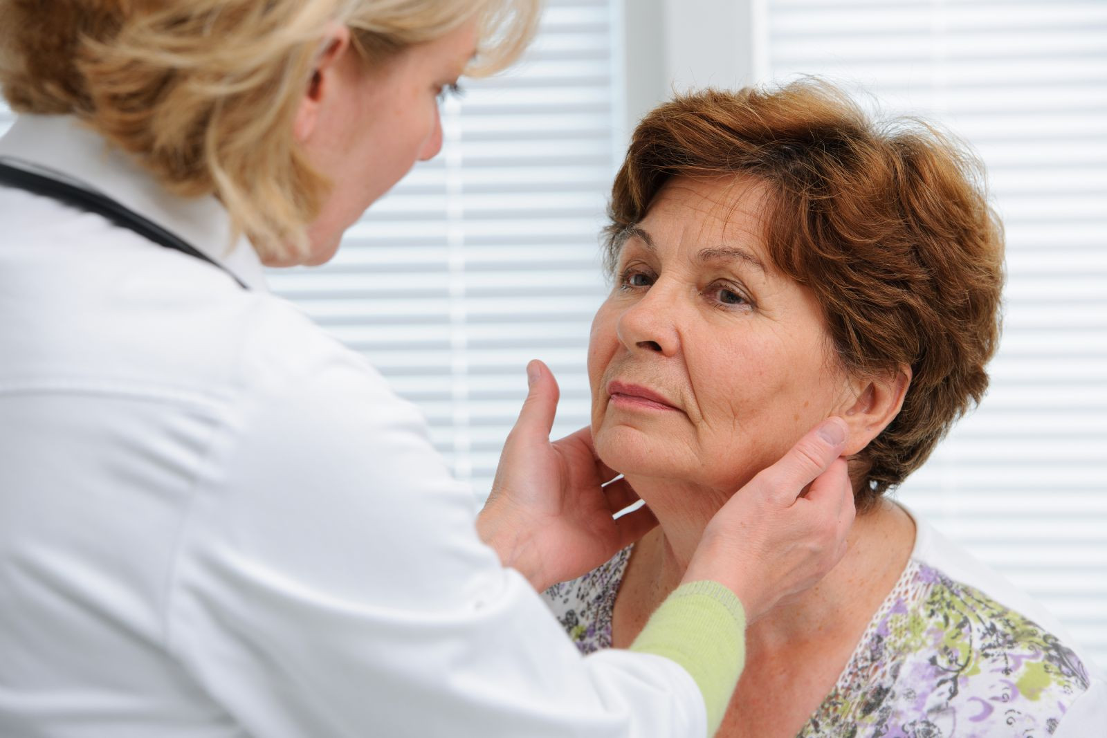 Hypothyroidism symptoms and signs in an older person