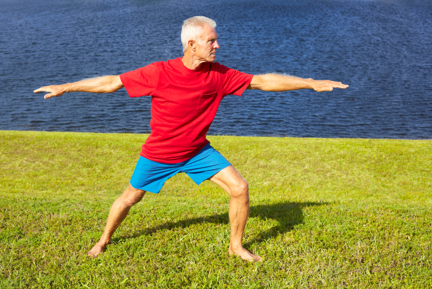 Uomo con la fibromialgia fa Yoga