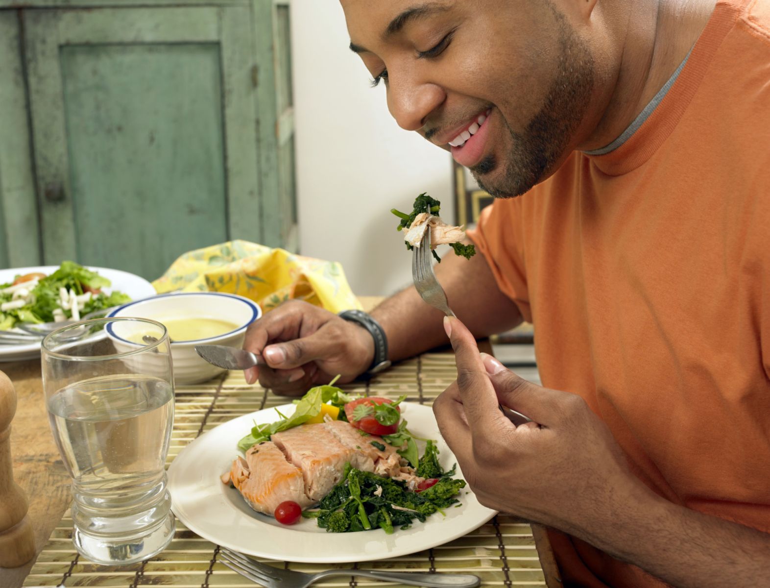  Man äter lax, en bra källa till hjärtskyddande omega - 3-fettsyra